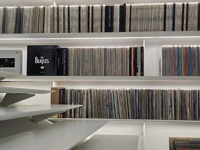 오디움 지하 2층 전시실에는 비틀스의 LP를 들을 수 있는 공간도 마련되어 있다. ⓒ이해원