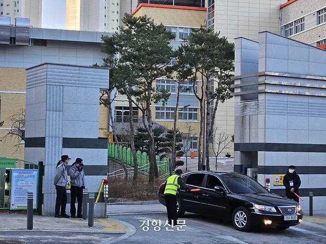 김하늘양(8) 피살 사건이 발생한 대전 서구 모 초등학교 앞에 지난 2월17일 등굣길 안전을 위해 경찰이 배치돼 있다. 이종섭 기자