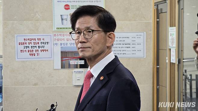 김문수 고용노동부 장관이 지난 2월 19일 국회 의원회에서 열린 ‘2030·장년 모두 Win-Win하는 노동개혁 대토론회(노동개혁 토론회)’ 중 취재진을 만나 정치현안에 대한 각종 질문에 답변하고 있다. 임현범 기자