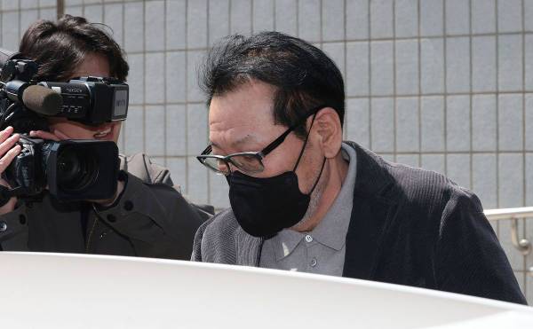 무속인 '건진법사' 전성배씨가 7일 서울남부지법에서 열린 불법 정치자금 수수 의혹 관련 재판을 마친 뒤 법원 청사를 나와 차량에 탑승하고 있다. 연합뉴스