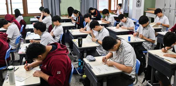 지난해 9월 수원특례시에 위치한 한 고등학교에서 학생들이 수능 9월 모의고사를 치르고 있다. 경기일보DB