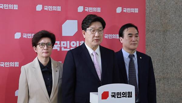 ▲권성동 국민의힘 원내대표가 8일 백브리핑에서 윤석열 전 대통령의 계엄선포가 국민에 대한 배반행위라는 헌재 결정에도 윤 전 대통령과 관계를 정리못하면 국민의힘도 국민 배반 아니냐는 질문에 이재명 민주당 대표도 국민을 배반했다고 답하고 있다. 사진=미디어오늘 영상 갈무리