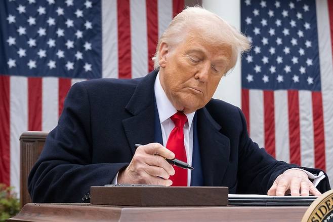 지난 2일(현지시간) 워싱턴DC 백악관 로즈가든에서 상호 관세에 대한 행정명령에 서명하고 있는 도널드 트럼프 미국 대통령. [AFP 연합]