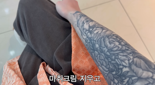 유튜버 ‘조두팔’이 공개한 문신 제거 전 모습. [사진 출처 = 조두팔 유튜브]