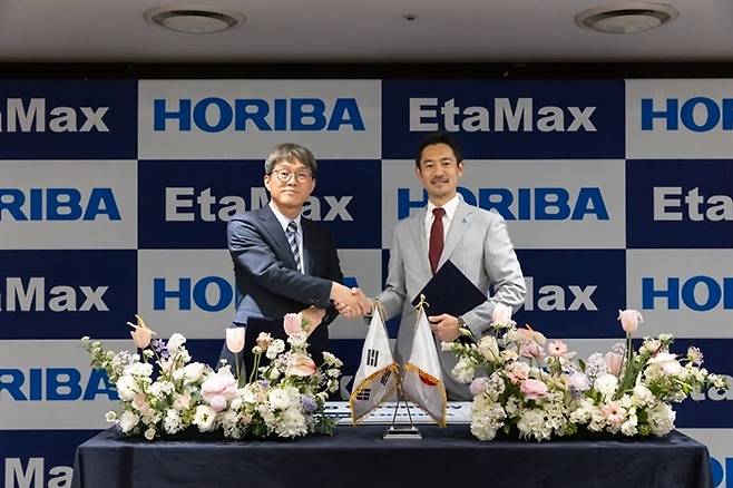 < (왼쪽부터) EtaMaxtk CEO 정현돈 대표이사, 호리바 제작소 이사 겸 호리바 에스텍 대표이사 HORIBA DAN 사장 / 호리바에스텍코리아㈜ 제공 >