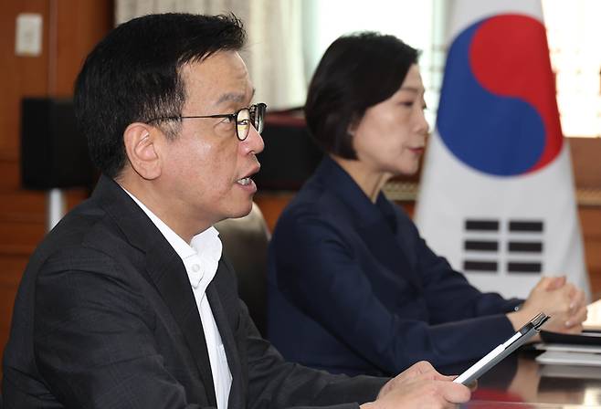 최상목 부총리 겸 기획재정부 장관이 8일 서울 종로구 정부서울청사에서 미국 관세 부과에 따른 분야별 영향 점검을 논의하기 위해 열린 경제관계장관 간담회에서 발언하고 있다. [이충우 기자]