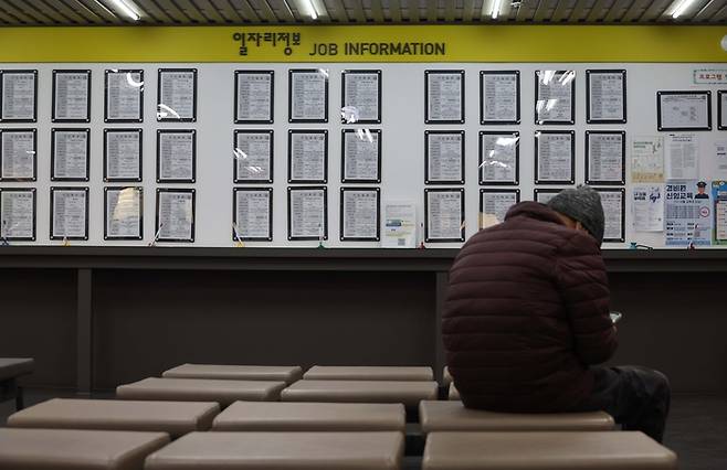 서울 시내 한 고용복지플러스센터 내 취업게시판에 일자리 정보 없이 텅 비어 있다. [한주형 기자]