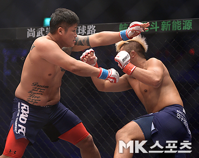 제2대 로드FC 라이트급 챔피언 권아솔(오른쪽)이 2016년 5월 서울특별시 장충체육관 무제한급 경기 구와바라 기요시 주먹에 맞아 KO되고 있다. 사진=천정환 기자