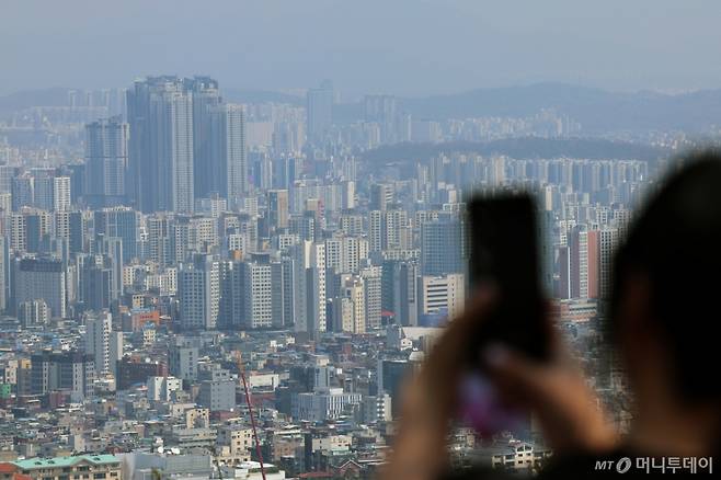 (서울=뉴스1) 박정호 기자 = 토지거래허가구역(토허제) 확대 및 재지정 이후 서울 강남3구(강남·서초·송파)와 용산구 등 4개 구에서 거래가 급감했다. 서초구와 용산구는 지난 2주간 거래신고가 국토교통부 실거래가시스템에 한 건도 없었던 것으로 보인다. 한국부동산원에 따르면 서울 아파트 매매수급지수는 3월 셋째 주(17일) 100.6에서 다섯째 주(31일) 98.7로 하락, 규제 강화로 인해 매수심리가 위축되며 매수세 약화를 나타냈다. 사진은 이날 서울 남산에서 바라본 아파트 단지 모습. 2025.4.7/뉴스1 Copyright (C) 뉴스1. All rights reserved. 무단 전재 및 재배포, AI학습 이용 금지. /사진=(서울=뉴스1) 박정호 기자