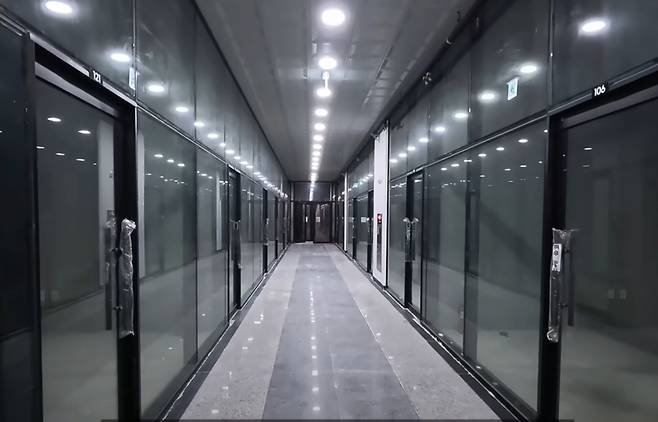 시흥시가 해양레저관광 중심지로 육성 중인 거북섬 일대가 높은 공실률로 '유령도시'라는 오명을 쓰고 있는 가운데 16억원이 넘는 분양가를 이른바 '영끌'로 마련해 거북섬 상가를 샀다가 2년 만에 3억원만 남았다는 사연이 전해졌다/사진=유튜브 채널 '여우대장' 갈무리