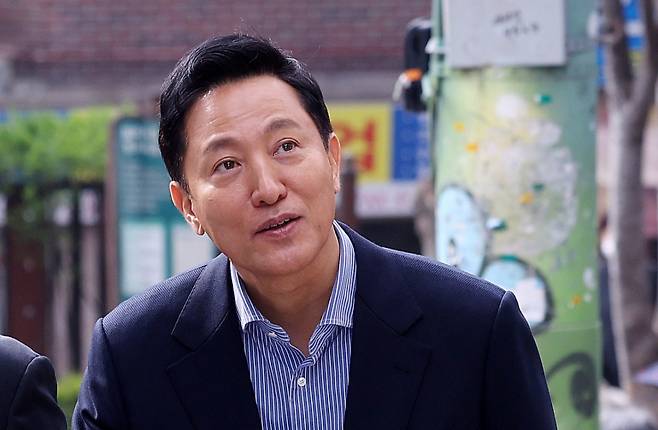 오세훈 서울시장이 8일 서울 금천구의 한 공부방에서 열린 '서울런 간담회’에 참석하기 위해 이동하고 있다./사진=뉴스1