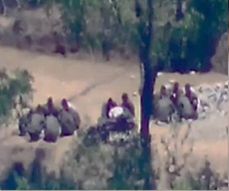 북한이 8일 오후 5시쯤 비무장지대 군사분계선을 침범해 국군이 대응에 나섰다고 합동참모본부가 밝혔다. 사진은 지난해 7월 비무장지대 내에서 지뢰를 매설하고 있는 북한군의 모습. 국방부 제공