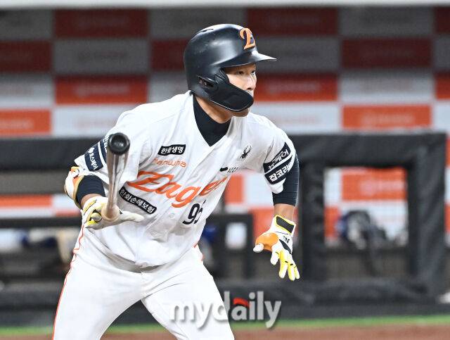 17일 오후 대전광역시 부사동 대전 한화생명볼파크에서 진행된 '2025 프로야구 KBO리그' 한화 이글스와 삼성 라이온즈의 시범경기. 한화 황영묵이 4회말 안타를 치고 있다./마이데일리