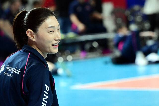 흥국생명 김연경이 4차전 경기를 앞두고 스트레칭을 하면서 미소를 짓고 있다. / 한국배구연맹(KOVO)