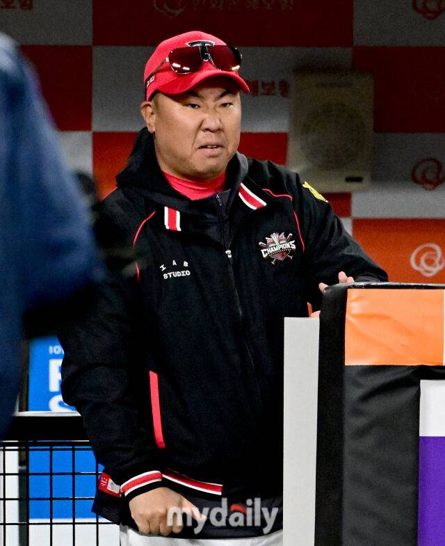 2025년 3월 28일 오후 대전 한화생명 볼파크에서 진행된 '2025 신한 SOL뱅크 KBO 리그' KIA 타이거즈와 한화 이글스의 경기.KIA 이범호 감독이 경기를 지켜보고 있다./마이데일리
