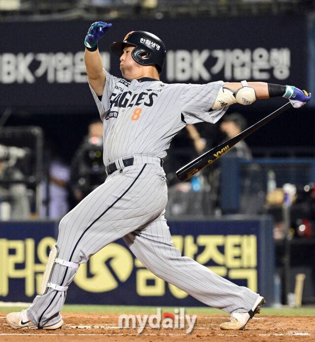 2025년 3월 26일 오후 서울잠실구장에서 진행된 '2025 신한 SOL뱅크 KBO 리그' 한화 이글스와 LG 트윈스의 경기. 한화 노시환이 4회초 2사 후 안타를 치고 있다./마이데일리