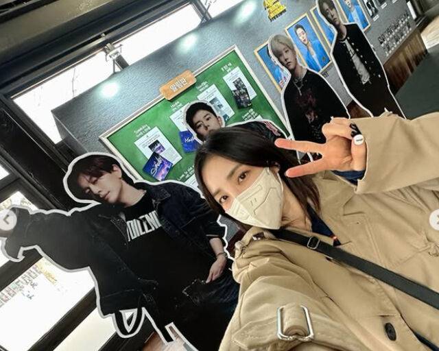 산다라박이 '드림하이' 뮤지컬을 보고 주인공들 사진 앞에서 사진을 찍고 있다. / 산다라박 SNS 캡처