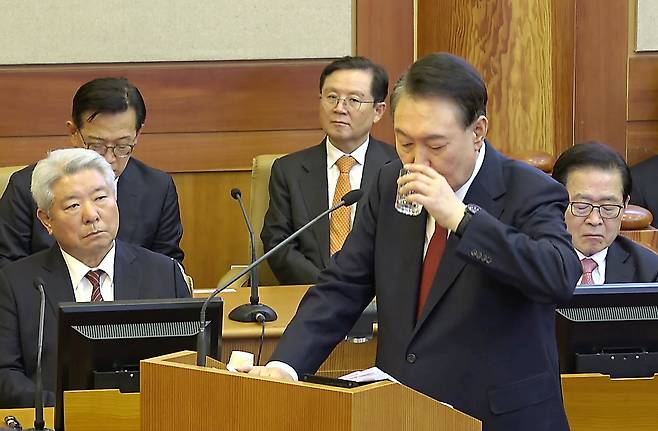 윤석열 대통령이 지난 2월 25일 헌법재판소에서 열린 자신의 탄핵심판 11차 변론에서 최종 의견 진술을 하던 중 물을 마시고 있다.[헌법재판소 제공]