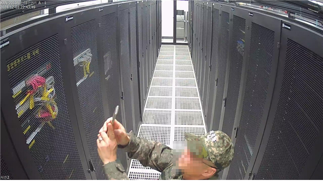 국회 행정안전위원회가 공개한 12·3 비상계엄 당일 중앙선거관리위원회에 투입된 계엄군이 선관위 시스템 서버를 촬영하는 모습. [연합]