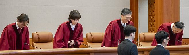 4일 서울 종로구 헌법재판소 대심판정에서 열린 윤석열 대통령의 탄핵심판 선고에 문형배 헌법재판소장 권한대행을 비롯한 헌법재판관들이 입장하고 있다. [연합]