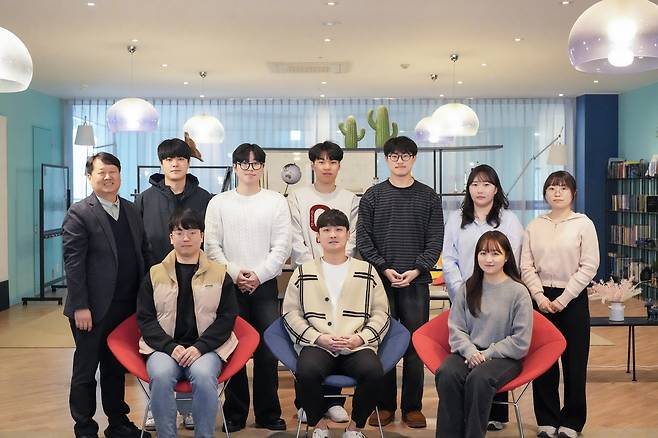 이번 연구를 수행한 김동석(윗줄 왼쪽 끝) UNIST 교수 연구팀.[UNIST 제공]