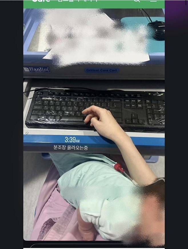 [대구=뉴시스] 대구가톨릭대병원 신생아중환자실에서 근무 중인 간호사가 자신의 SNS에 올린 사진 (사진=블라인드 캡쳐) photo@newsis.com *재판매 및 DB 금지