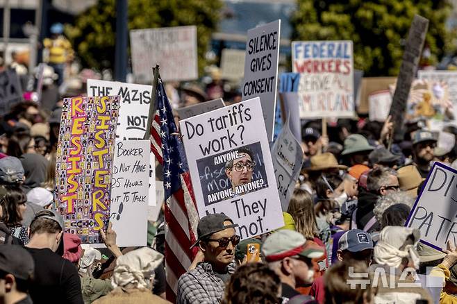 [샌프란시스코= AP/뉴시스] 트럼프 관세 패닉을 공개적으로 비판하며 목소리 내는 억만장자 투자자들이 늘고 있다. 사진은 샌프란시스코에서 행진하는 반트럼프 시위대. 2025. 04. 06.