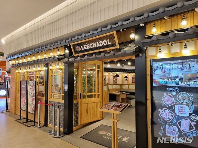 [하노이=뉴시스]임하은 기자 = 베트남 하노이 롯데몰 서호점에 위치한 한식 고기전문점 이차돌 자료사진. 2024.02.28. rainy71@newsis.com