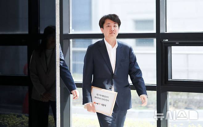 [과천=뉴시스] 김선웅 기자 = 이준석 개혁신당 의원이 8일 경기 과천시 중앙선거관리위원회에서 오는 6월 3일 실시되는 제21대 대통령선거에 예비후보 등록을 하기 위해 접수장소로 들어서고 있다. 2025.04.08. mangusta@newsis.com