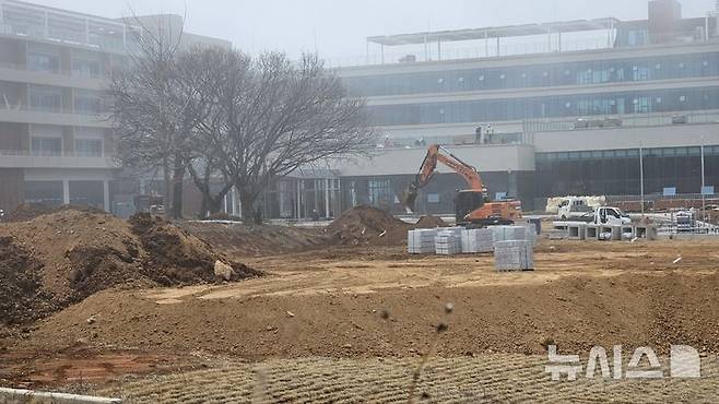 [화성=뉴시스]문영호 기자=화성시 서신면 백미리 씨랜드 화재 참사가 일어났던 장소. 지금은 추모 조형물 등을 설치할 공간 마련을 위한 성토·평탄 작업이 한창이다.2025.04.08.sonanom@newsis.com
