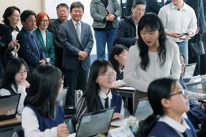 [제주=뉴시스] 8일 오전 제주 한림여자중학교에서 인공지능디지털교과서(AIDT) 활용 공개수업이 진행되고 있다. (사진=제주교육청 제공) 2025.04.08. photo@newsis.com *재판매 및 DB 금지