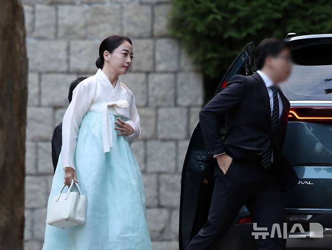 [서울=뉴시스] 김명년 기자 =정대선 현대비에스앤씨 사장의 부인 노현정 전 아나운서가 16일 오후 서울 종로구 고(故) 정주영 명예회장의 옛 청운동 자택에서 열린 고(故) 변중석 여사 17주기 제사에 참석하고 있다. 2024.08.16. kmn@newsis.com