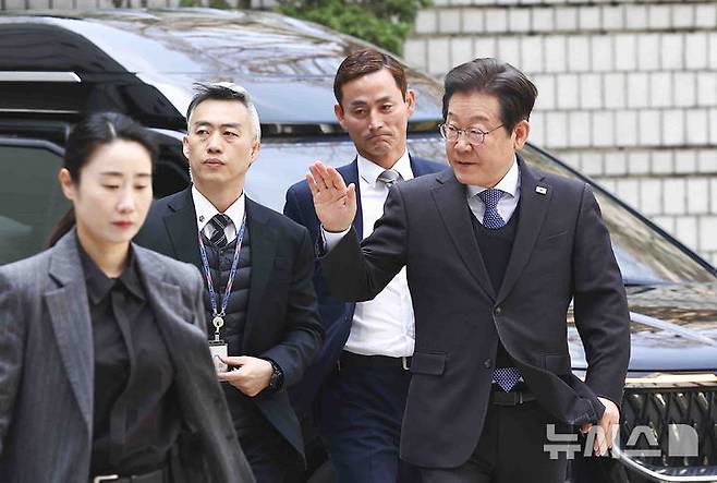 [서울=뉴시스] 김근수 기자 = 이재명 더불어민주당 대표가 8일 오전 서울 서초구 서울중앙지방법원에서 열린 대장동 배임 및 성남FC 뇌물 혐의 공판에 출석하고 있다. 2025.04.08. ks@newsis.com