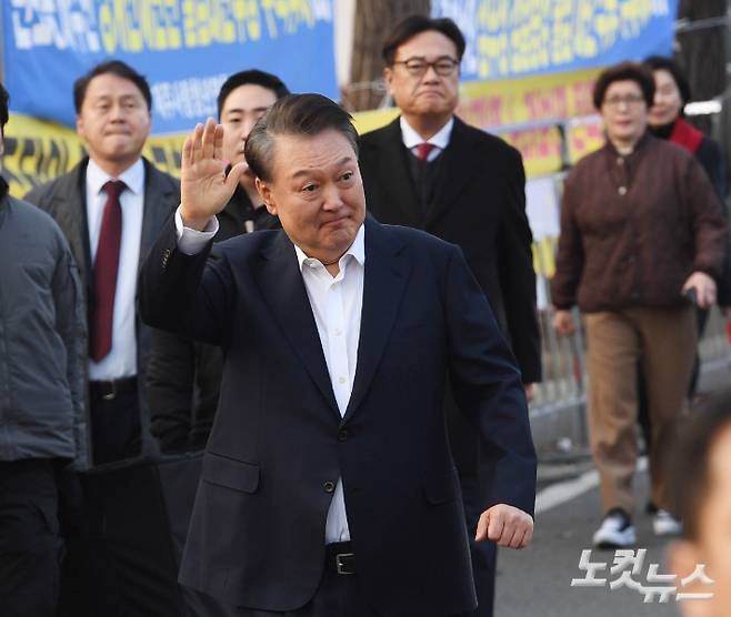법원의 구속 취소 결정에 검찰이 항고를 포기하면서 석방된 윤석열 대통령이 지난 3월 8일 오후 경기 의왕 서울구치소에서 나와 지지자들에게 인사를 하고 있다. 의왕=황진환 기자