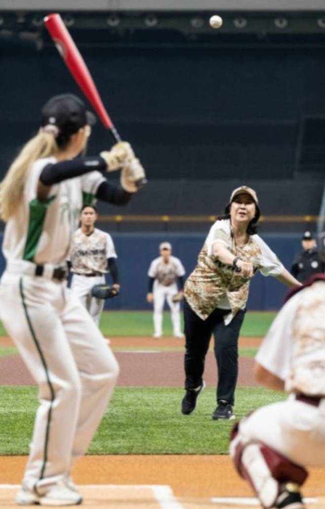 지난해  6월 7일 키움히어로즈의 홈구장 고척스카이돔에서 '이화여자대학교 DAY'가 열린 가운데  이대 김은미 총장이 시구를, 이대 동아리 이화플레이걸스 소속 이주영 학생이 시타를 진행하고 있다. 이화여대 공식 블러그 캡처