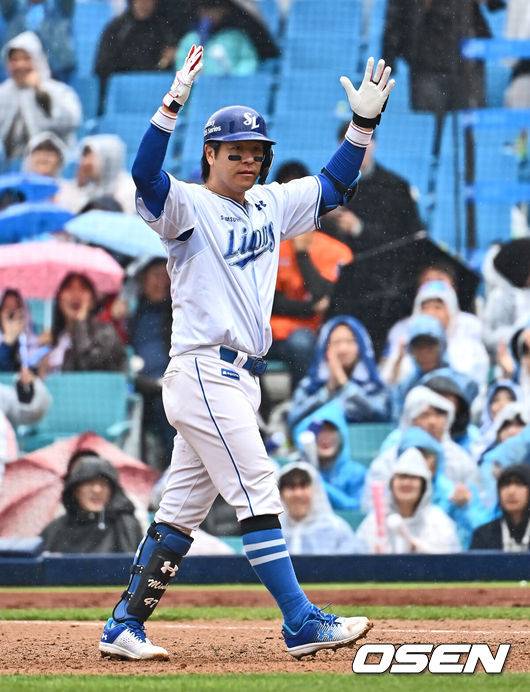 [OSEN=대구, 이석우 기자] 5일 대구삼성라이온즈파크에서 2025 신한 SOL 뱅크 KBO 리그 삼성 라이온즈와 한화 이글스의 경기가 열렸다. 홈팀 삼성은 이승현이, 방문팀 한화는 류현진이 선발 출전했다. 삼성 라이온즈 강민호가 5회말 2사 1,2루 중견수 앞 1타점 안타를 치고 세리머니를 하고 있다. 2025.04.05 / foto0307@osen.co.kr