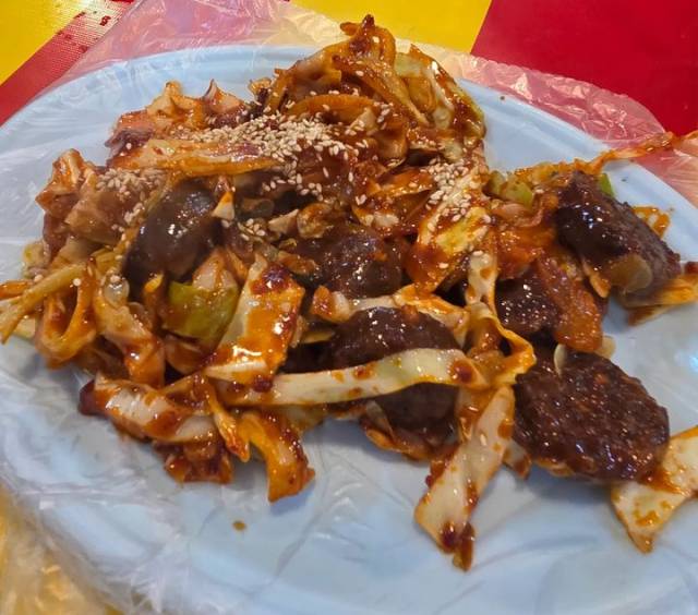 바가지 논란에 휩싸였던 제주의 한 벚꽃축제 현장 순대볶음. SNS 캡처