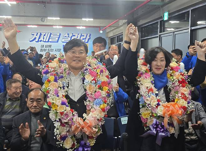 2일 열린 거제시장 재선거에서 승리한 더불어민주당 변광용 당선인이 당선 확정 후 아내와 승리를 자축하고 있다. 거제=연합뉴스