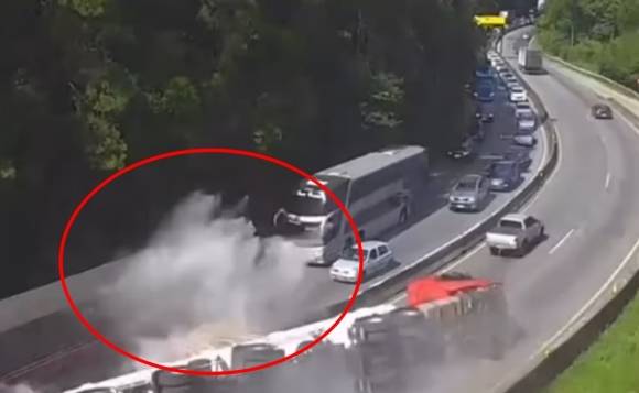 현지시간으로 6일 브라질 남부 산타카티리나주(州)의 고속도로에서 트럭이 전복돼 폭발하면서 화재가 발생했다. 사고 직후 공중으로 내뿜어진 에탄올. 엑스 캡처