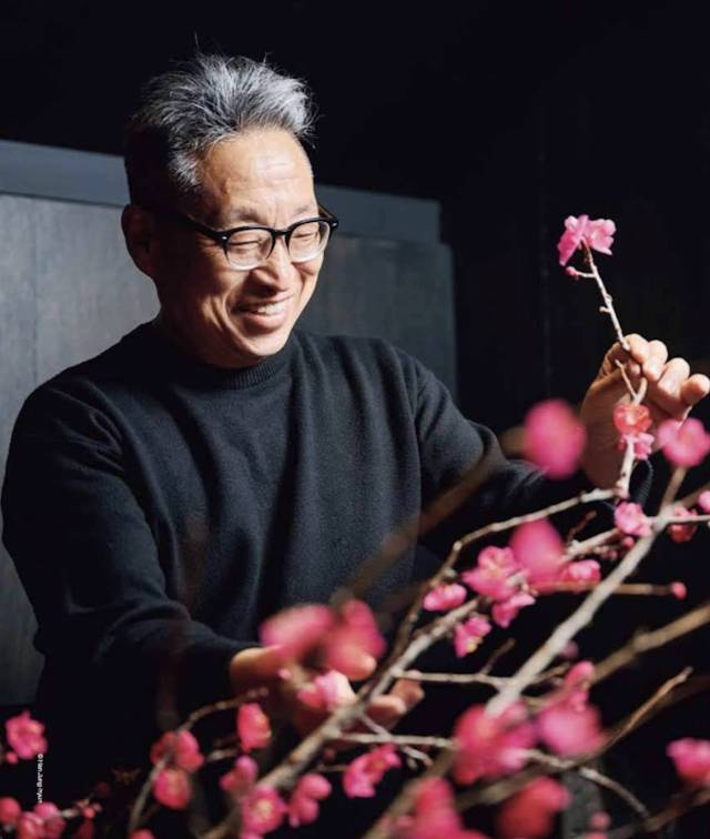 최성우 씨와 ‘궁중채화’ 모습. 사진 제공=국가유산청