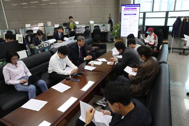 권혁재(가운데줄 왼쪽 세번째) 조달청 시설사업국장이 8일 정부대전청사 기자실에서 한국토지주택공사(LH) 공공주택 업무 이관 1년 성과와 향후 추진계획을 설명하고 있다. 사진제공=조달청