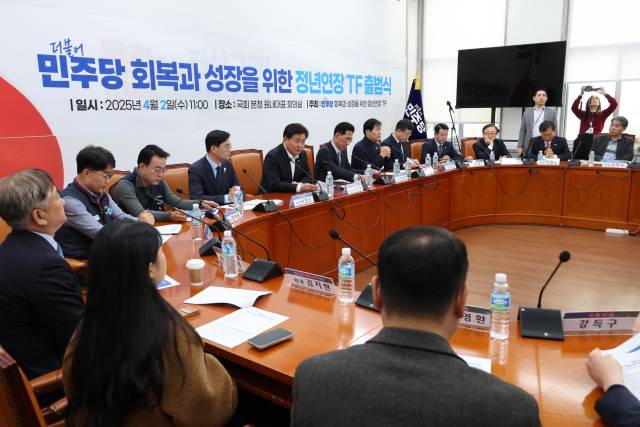 2일 서울 여의도 국회에서 더불어민주당 '회복과 성장을 위한 정년연장 태스크포스(TF)' 출범식이 열리고 있다. 연합뉴스