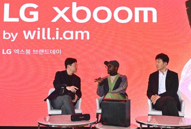 이정석(왼쪽) LG전자 오디오 사업 담당 전무가 서울 영등포구 그라운드220에서 열린 ‘LG 엑스붐 브랜드데이’에서 힙합 뮤지션인 윌아이엠(가운데)과 대화하고 있다. 사진 제공=LG전자