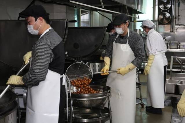 육군훈련소 민간위탁 병영식당에서 민간 조리사들이 장병 음식을 조리하는 모습. 사진 제공=국방부
