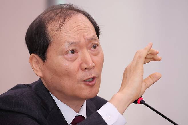 이완규&nbsp;법제처장이 지난해 10월14일 오전 국회에서 열린 법제사법위원회의 법제처 등에 대한 국정감사에서 질의에 답변하고 있다. ⓒ연합뉴스