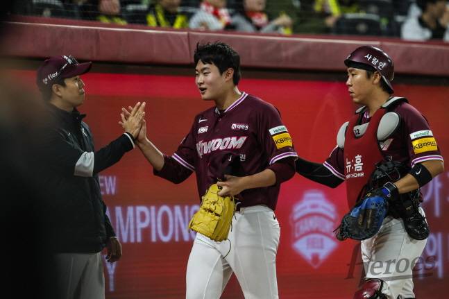 윤현(가운데)이 투구를 마치고 코치진의 환영을 받으며 더그아웃으로 들어가고 있다. /사진=키움 히어로즈 제공