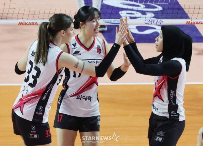 정관장 부키리치(왼쪽부터), 정호영, 메가가 득점 후 함께 하이파이브를 하고 있다. /사진=김진경 대기자