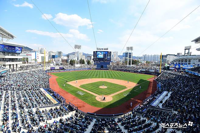 23일 오후 경상남도 창원NC파크에서 열린 '2019 신한은행 MY CAR KBO리그 삼성 라이온즈와 NC 다이노스의 개막전 경기, 많은 관중들이 경기장을 찾아 경기를 관람하고 있다. 엑스포츠뉴스 DB