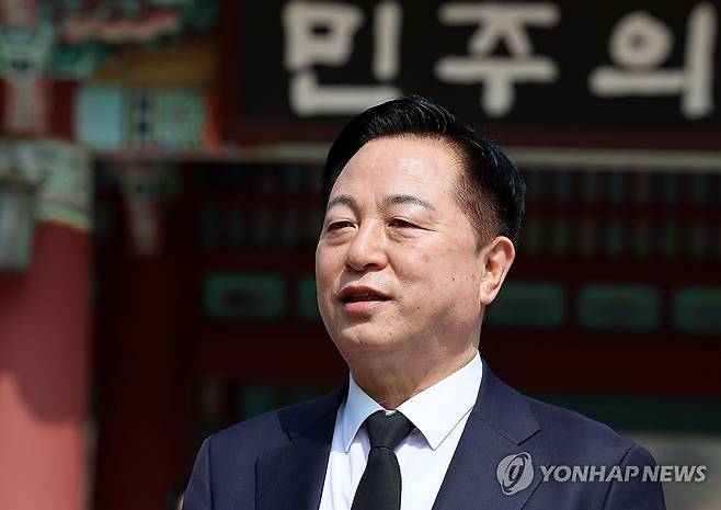 광주 찾은 김두관 전 의원 (광주=연합뉴스) 조남수 기자 = 대선 출마를 선언한 더불어민주당 김두관 전 의원이 8일 오전 광주 북구 국립5·18민주묘지에서 참배를 마치고 발언하고 있다. 2025.4.8 iso64@yna.co.kr