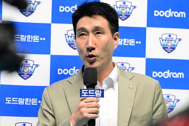 인터뷰하는 한국전력의 권영민 감독 [한국배구연맹 제공. 재판매 및 DB 금지]